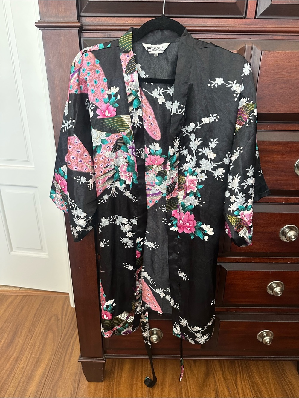 Tian Bao Gong XL Black Floral Satin Kimono Peacock Print